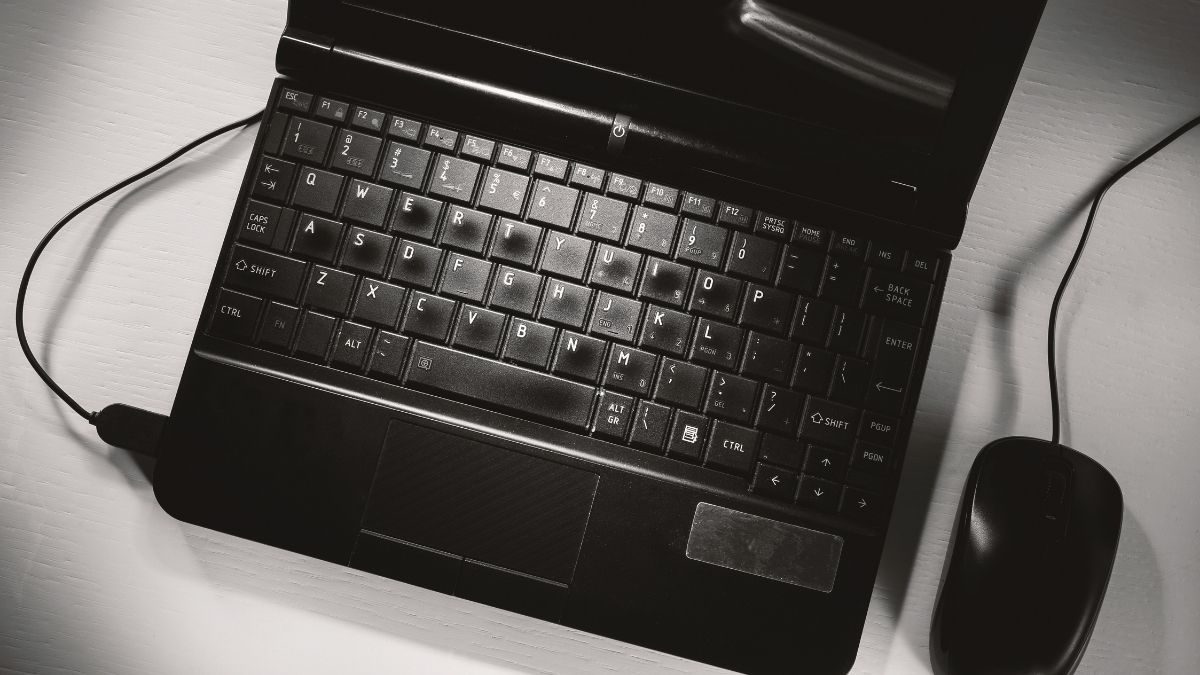 black windows laptop with external mouse